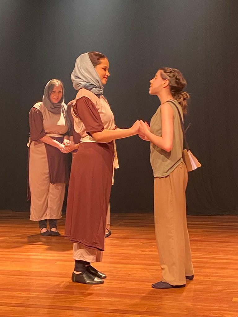 Amanda e Isadora atuaram juntas em três peças da Alma Ópera Rock, antes de se tornarem professoras.